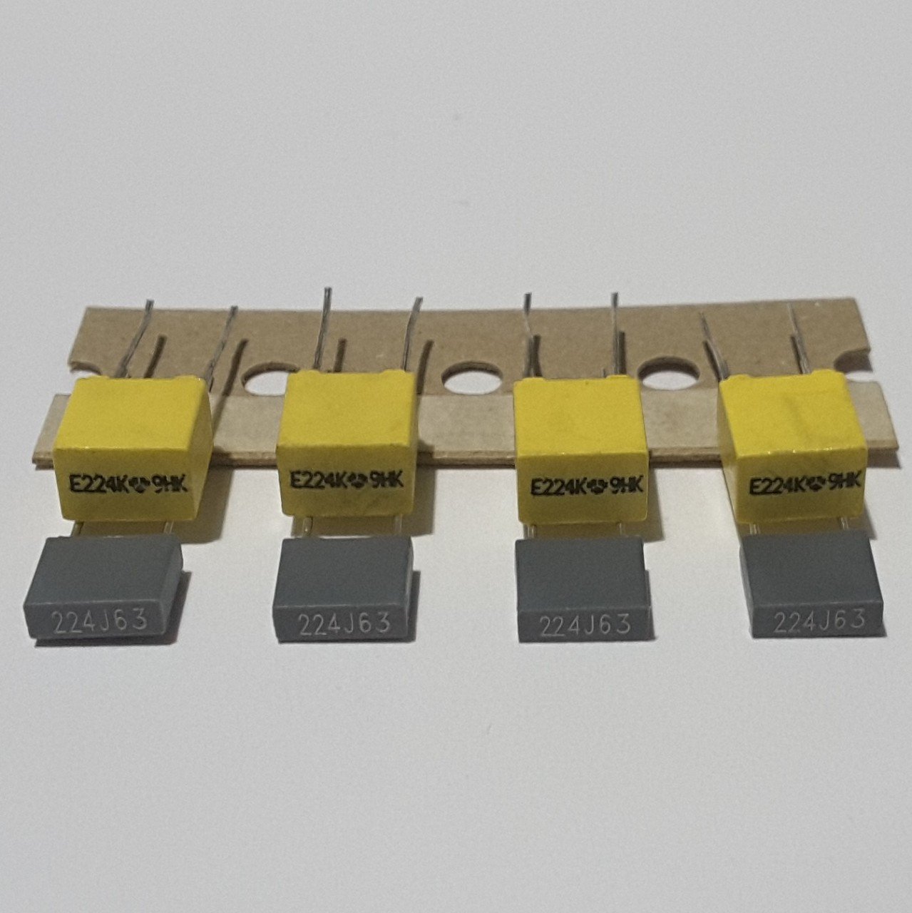 220 NF 63V , 5mm , Kutu Tipi ( 25 ADETLİK PAKET )