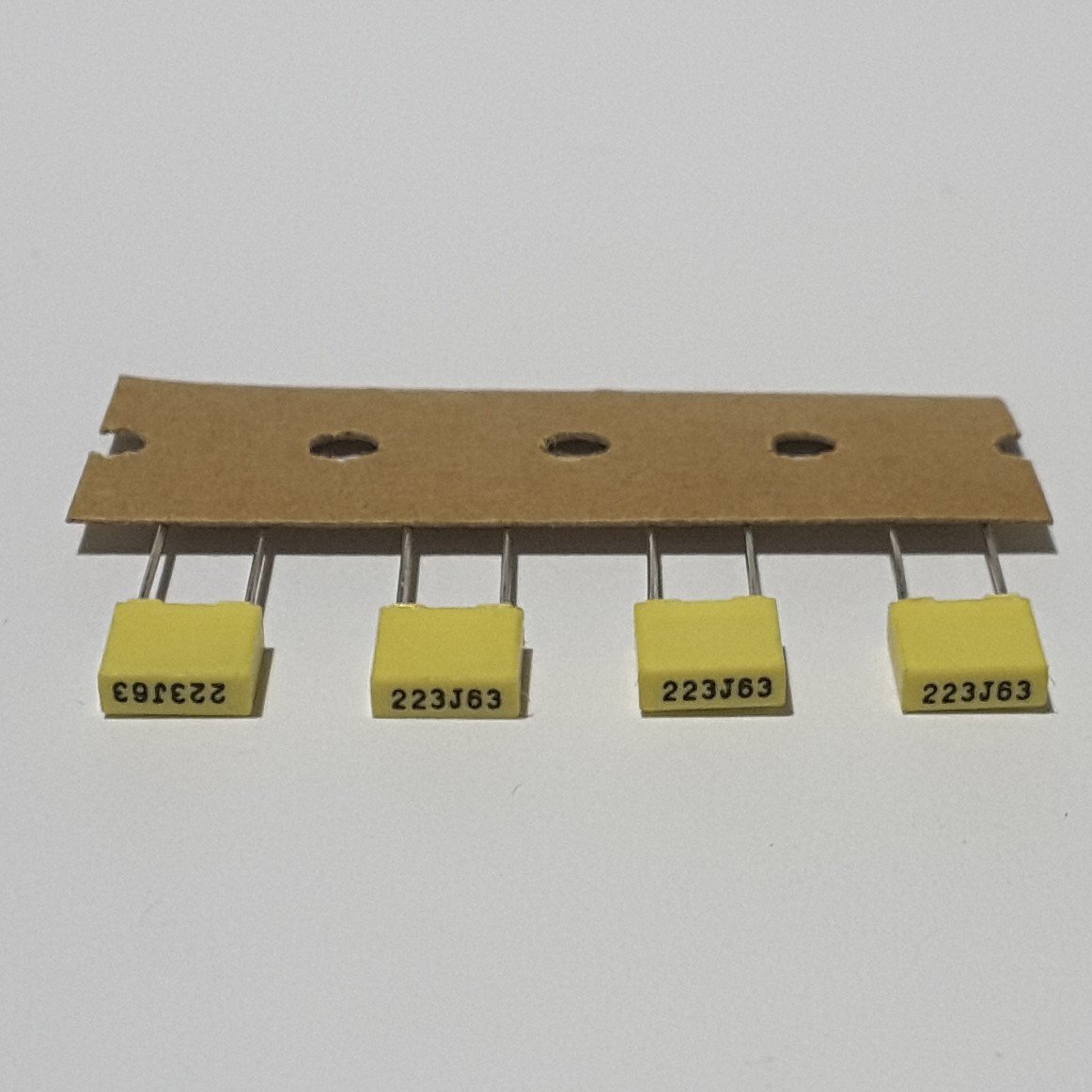 22 NF 63V , 5mm , Kutu Tipi ( 25 ADETLİK PAKET )