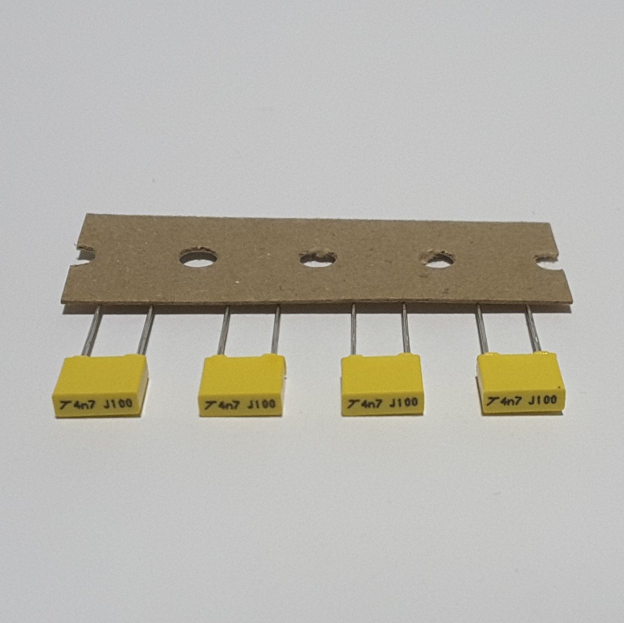 4.7 NF 100V , 5mm , Kutu Tipi ( 25 ADETLİK PAKET )